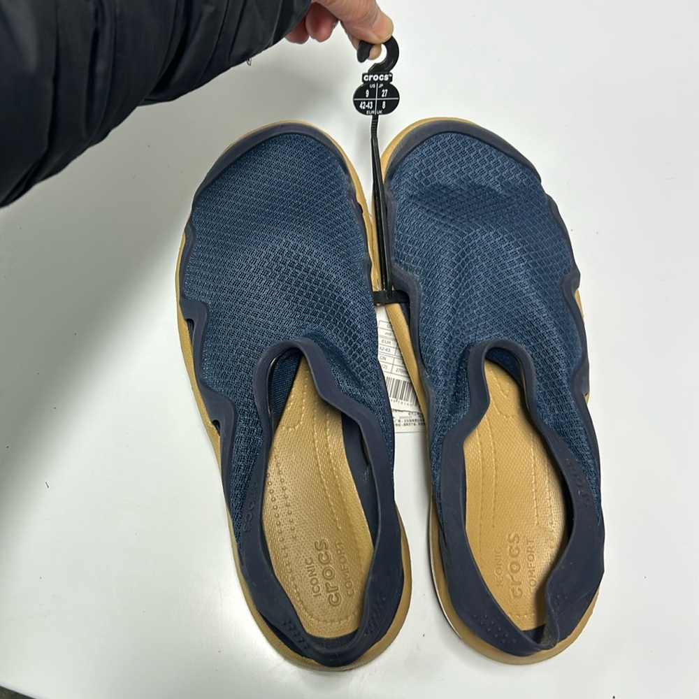 NWT Crocs swift water mesh wave M9